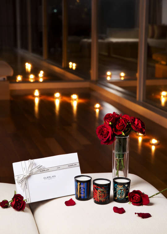 187년 전통의 겔랑 프레스티지 테라피와 호텔신라의 만남으로 주목받고 있는 서울신라호텔 겔랑스파가 발렌타인 데이를 맞아 로맨틱한 '위드 유'(With You) 패키지를 선보인다. 2월부터 3월까지 이어지는 이번 커플 패키지는 그 날의 무드에 따라 원하는 향을 택해 룸에 분사할 수 있는 '향기 코디네이션' 서비스로 시작해 남산을 조망하며 여유롭게 즐기는 풋 스파 서비스로 진행된다. 서울신라호텔 겔랑스파 제공